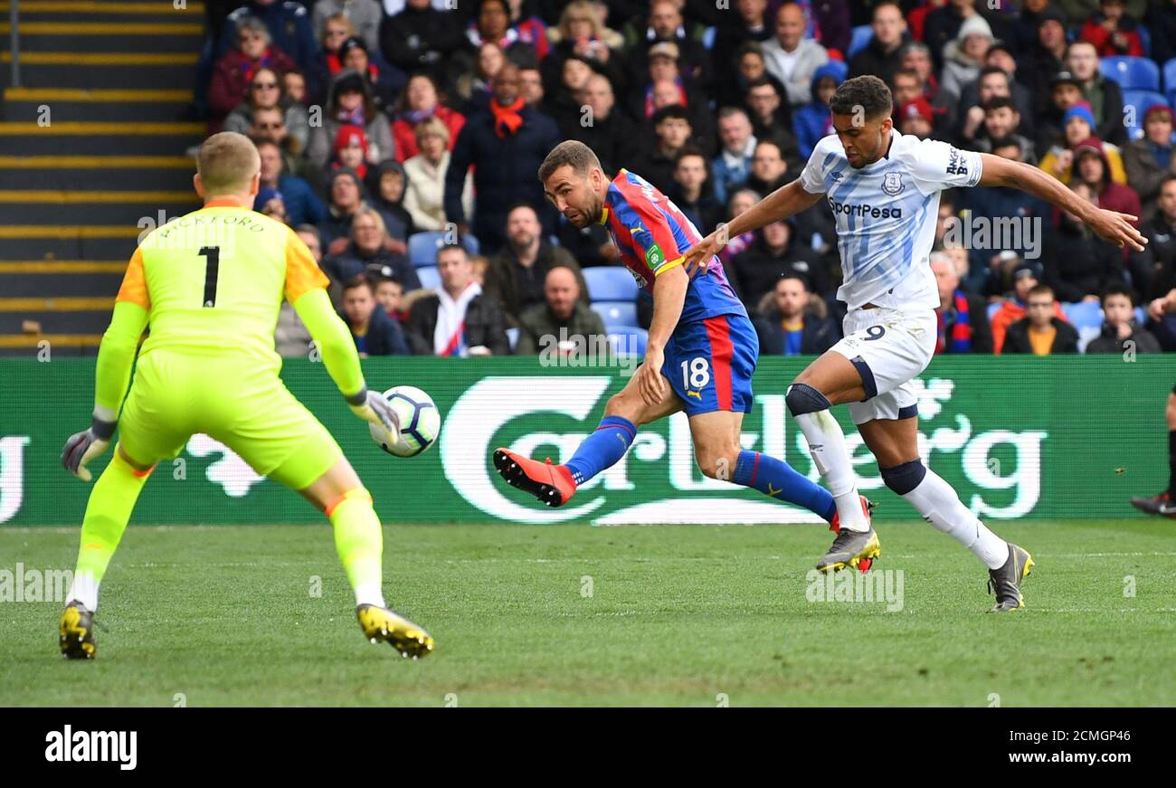 Calcio Calcio - Premier League - Crystal Palace v Everton - Selhurst Park, Londra, Gran Bretagna - 27 aprile 2019 James McArthur di Crystal Palace spara in goal SOLO PER USO EDITORIALE REUTERS/Dylan Martinez. Nessun utilizzo con audio, video, dati, elenchi di apparecchi, logo di club/campionato o servizi "live" non autorizzati. L'uso in-match online è limitato a 75 immagini, senza emulazione video. Nessun utilizzo nelle scommesse, nei giochi o nelle pubblicazioni di singoli club/campionati/giocatori. Per ulteriori informazioni, contattare il rappresentante commerciale. Foto Stock