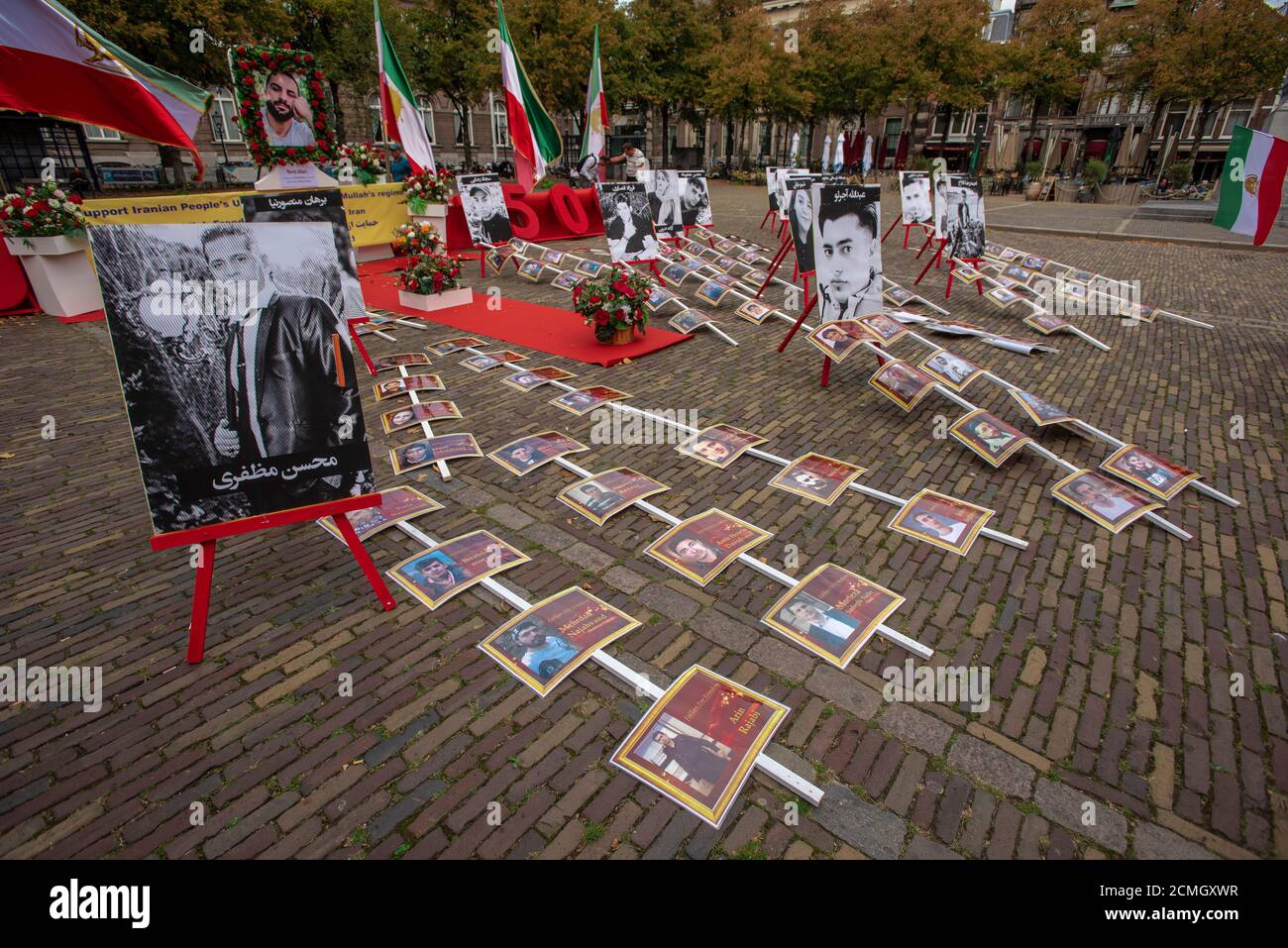 Plein, l'Aia, Paesi Bassi. Mercoledì 16 settembre, 2020. La protesta di oggi sul Plein è stata solo una delle numerose manifestazioni che si sono svolte in tutto il mondo per salvare la vita dei prigionieri politici detenuti nella prigione di Evin in Iran. A giorni di manifestazione è stato quello di mettere in luce l'esecuzione di uno, la mattina di Sabato 12 settembre, 2020. Il lottatore campione olimpico di 27 anni, Navid Afkari, un prigioniero politico, è stato giustiziato all'inizio di quella mattina, nonostante una campagna globale che ha chiesto all'Iran di revocare la sua esecuzione. Credit: Charles M Vella/Alamy Live News Foto Stock