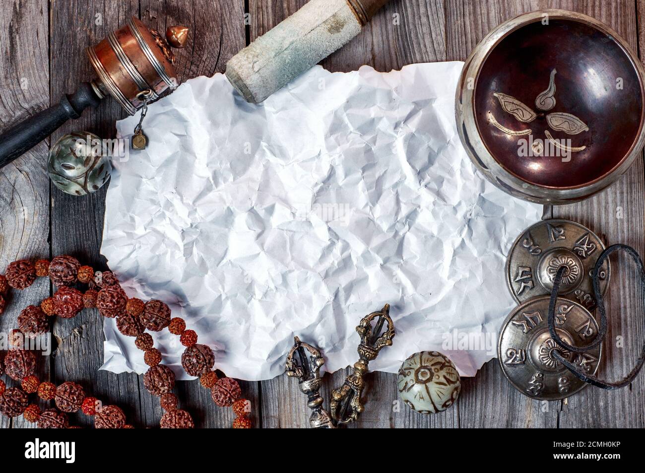 Il Tibetano oggetti religiosi per eseguire rituali e riti in trattamento alternativo Foto Stock