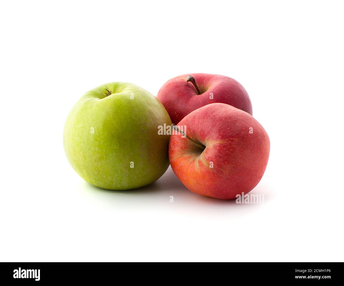 Due mele mature rosse e una verde su sfondo bianco. Foto Stock