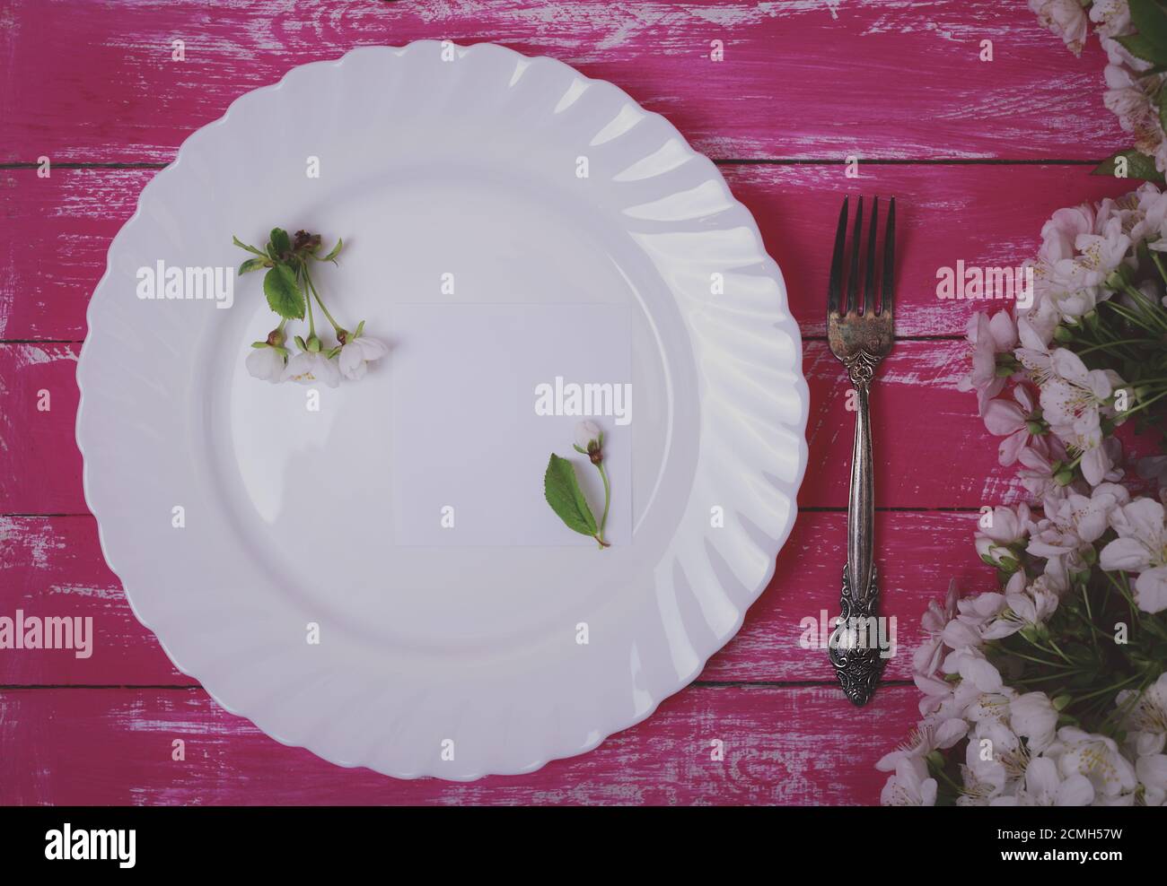 Bianco Vuoto piastra ceramica con vuoto piccolo pezzo di carta Foto Stock