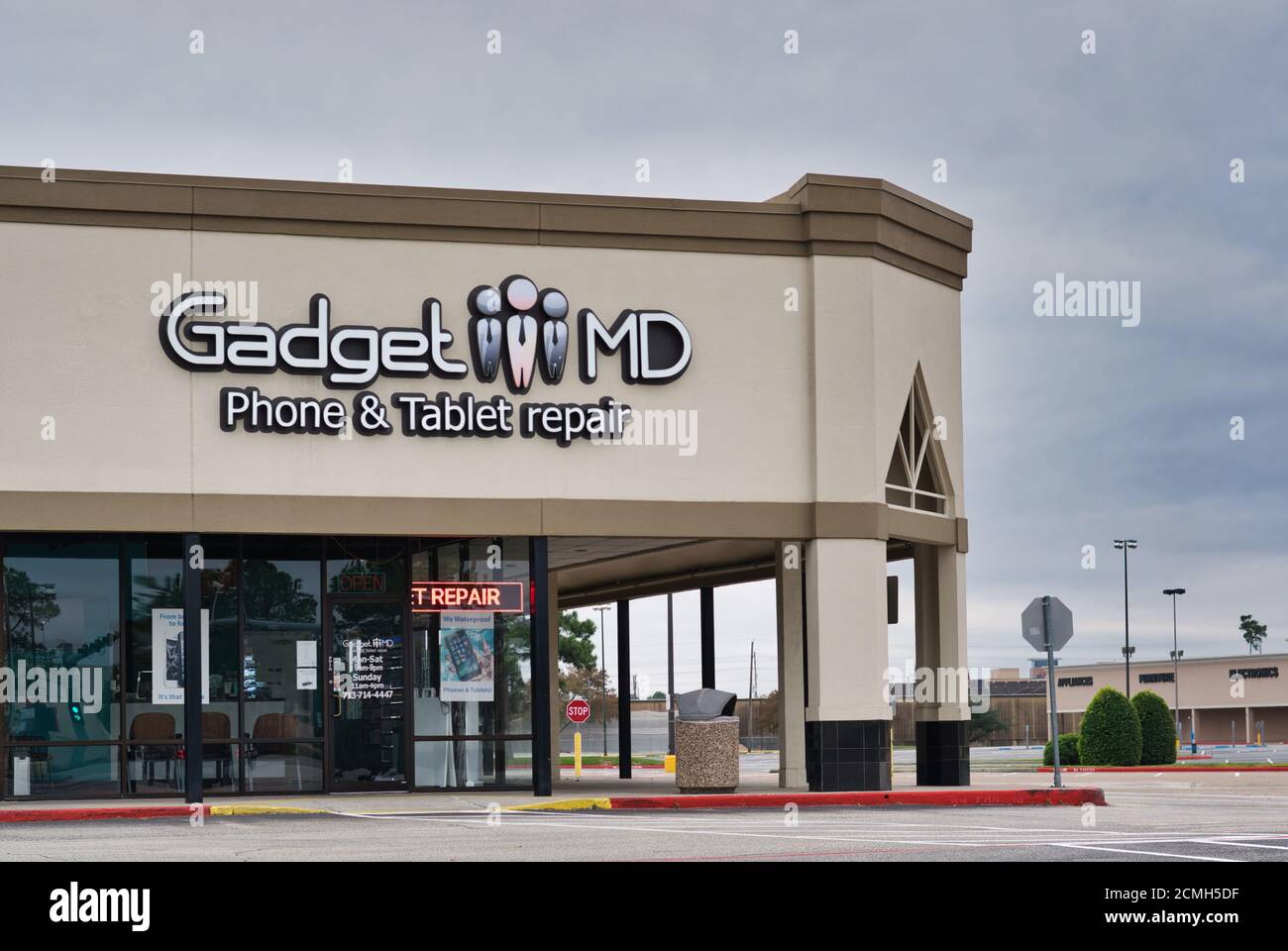 Humble, Texas/USA 11/28/2019: Negozio di riparazione di telefoni e tablet Gadget MD a Humble, Texas. Situato nel centro commerciale Humblewood. Foto Stock