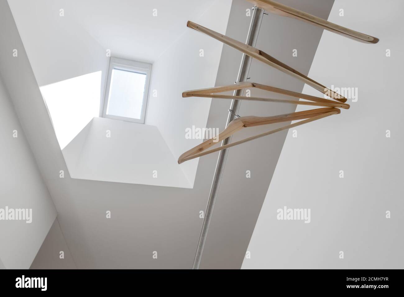 Appendiabiti sotto il lucernario Foto Stock