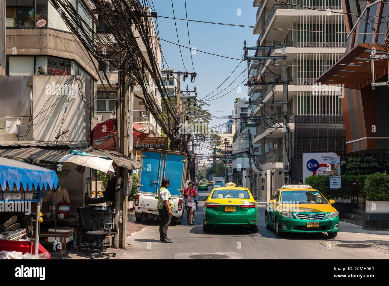 Traffico ed edifici in una tipica strada laterale, Soi 13, Sukhumvit, Bangkok, Tailandia Foto Stock