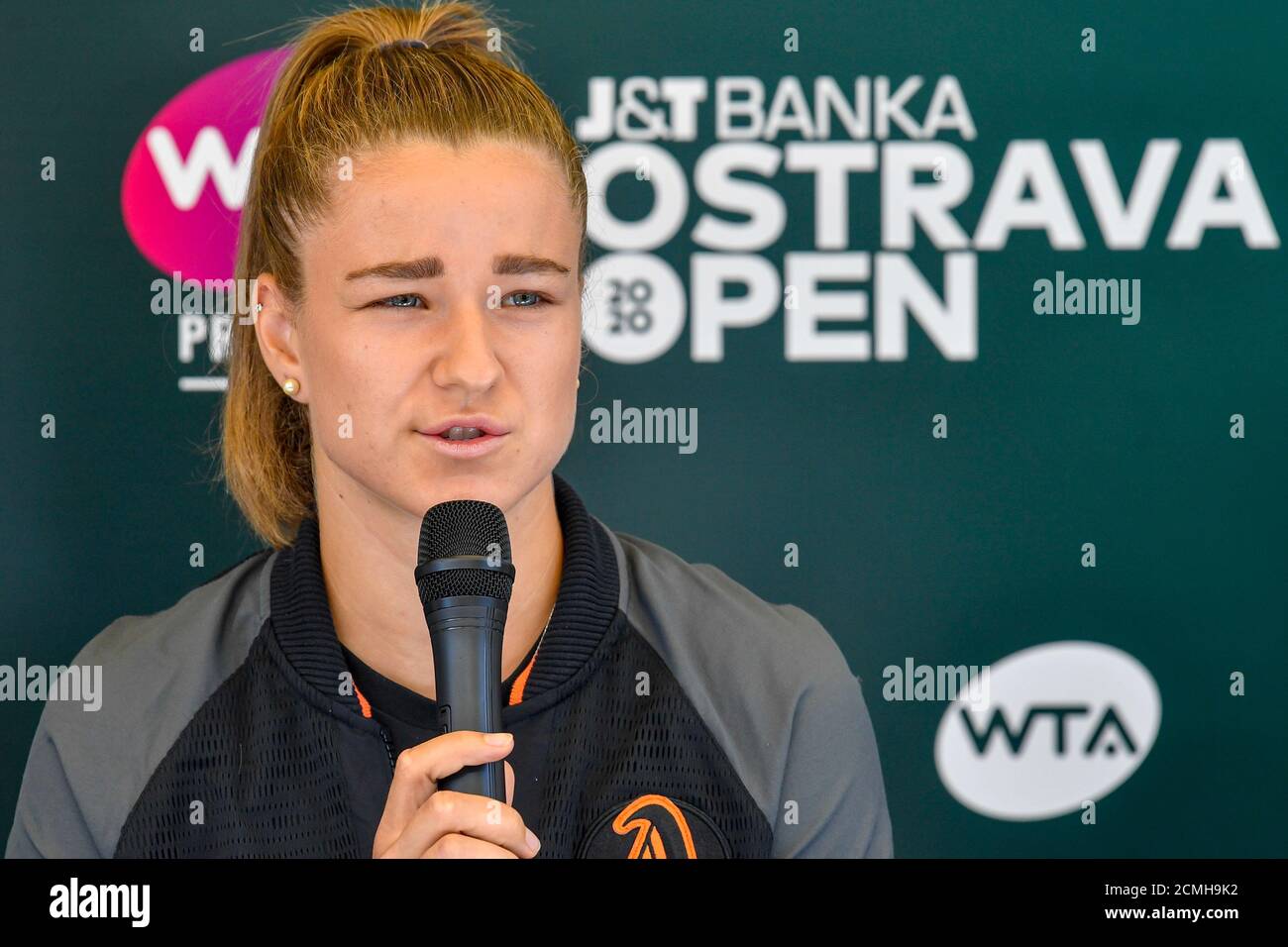 Praga, Repubblica Ceca. 17 Settembre 2020. Il tennista ceco Karolina Muchova parla durante il cenference stampa prima del J&T Banka Ostrava Open 2020, torneo WTA organizzato per donne a Praga, Repubblica Ceca, 17 settembre 2020. Credit: Vit Simanek/CTK Photo/Alamy Live News Foto Stock