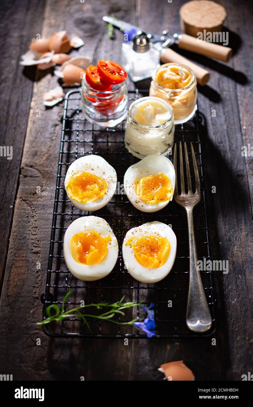 Colazione del mattino con uova sode. Cibo sano e drink. Tavolo di legno. Foto Stock