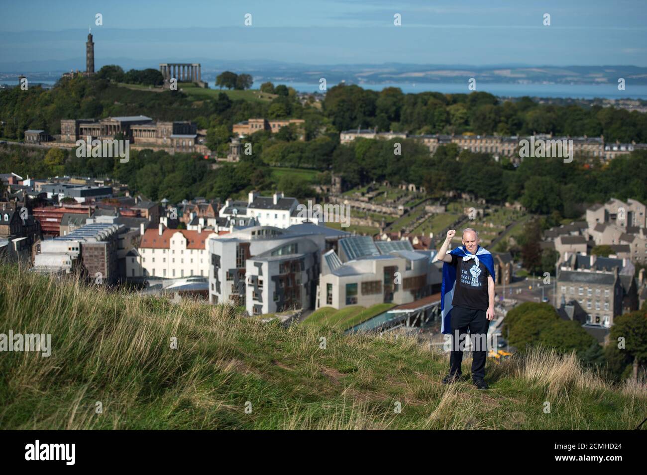 Edimburgo, Scozia, Regno Unito. 17 settembre 2020. Nella foto: Sean Clerkin of Action per la Scozia visto sopra il Parlamento scozzese a Holyrood, Edimburgo, e brucia la bandiera di Union Jack in un atto infuocato che lotta per l'indipendenza scozzese. Credit: Colin Fisher/Alamy Live News. Foto Stock