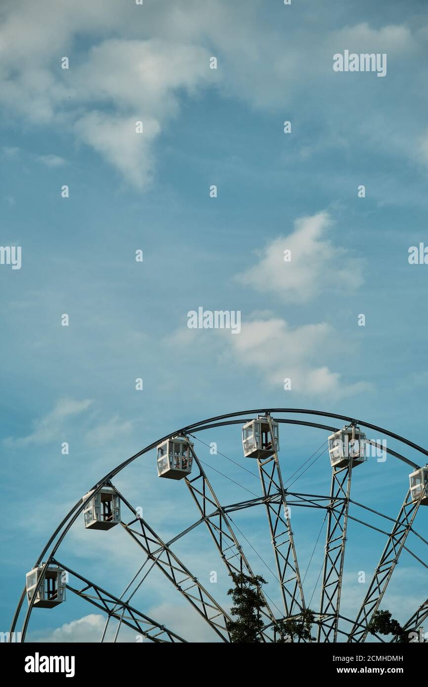 parco divertimenti - ruota panoramica sullo sfondo del cielo Foto Stock