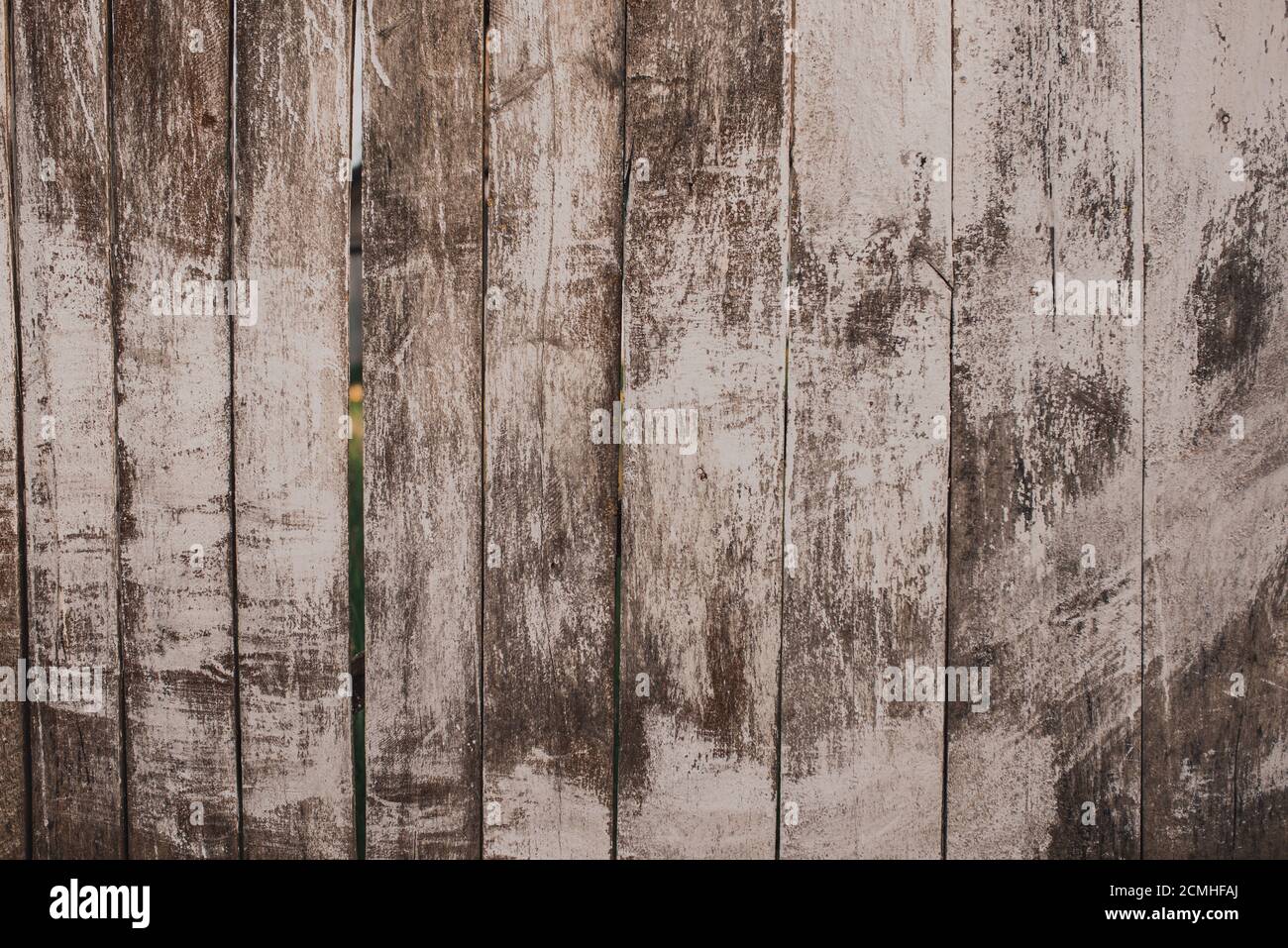 Le vecchie tavole sono sporche di vernice bianca shabby Foto Stock