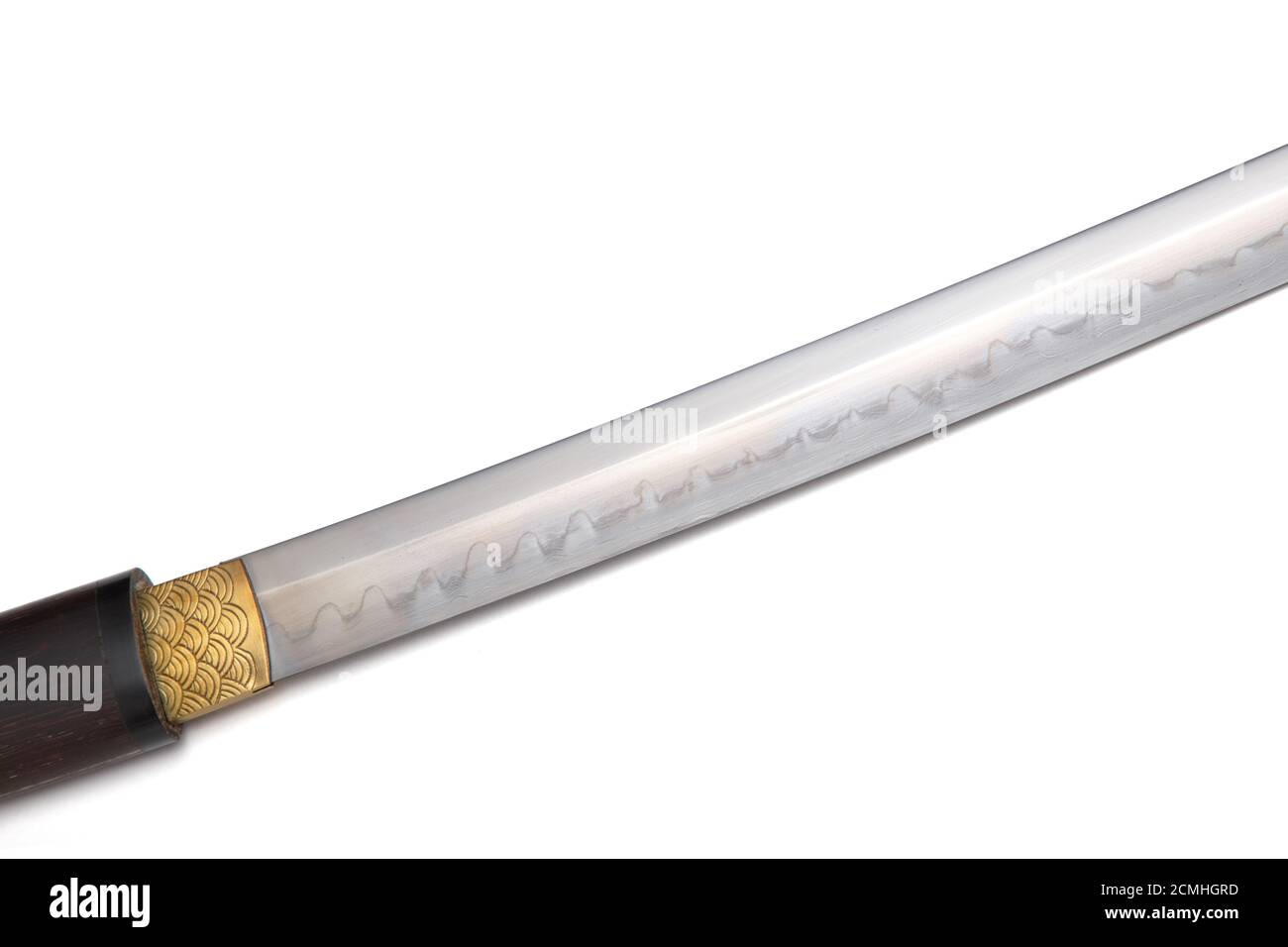 Lama di spada giapponese (fabbricata in Cina) su sfondo bianco. Fuoco selettivo il fabbro forgiò diverse pieghe fino a formare diversi strati. Può essere Foto Stock