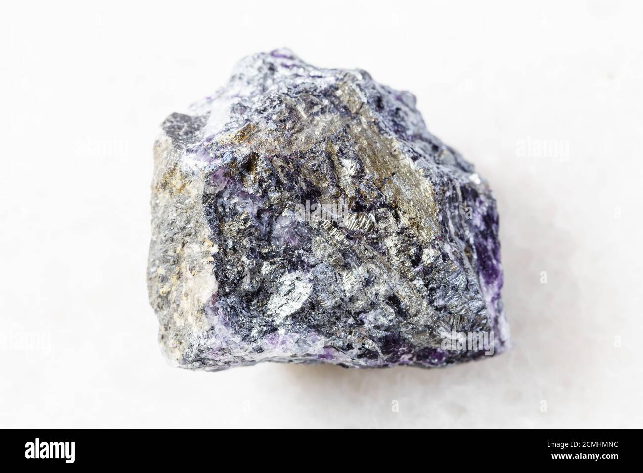 primo piano di un campione di minerale naturale proveniente dalla raccolta geologica - Ruvida stibbnite (Antimonite) su sfondo di marmo bianco dall'Ucraina Foto Stock