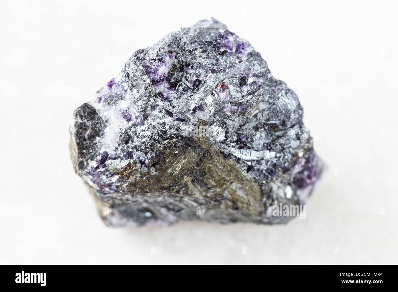 primo piano di un campione di minerale naturale proveniente dalla raccolta geologica - Stibnite non lucidata (antimonite) su sfondo di marmo bianco dall'Ucraina Foto Stock