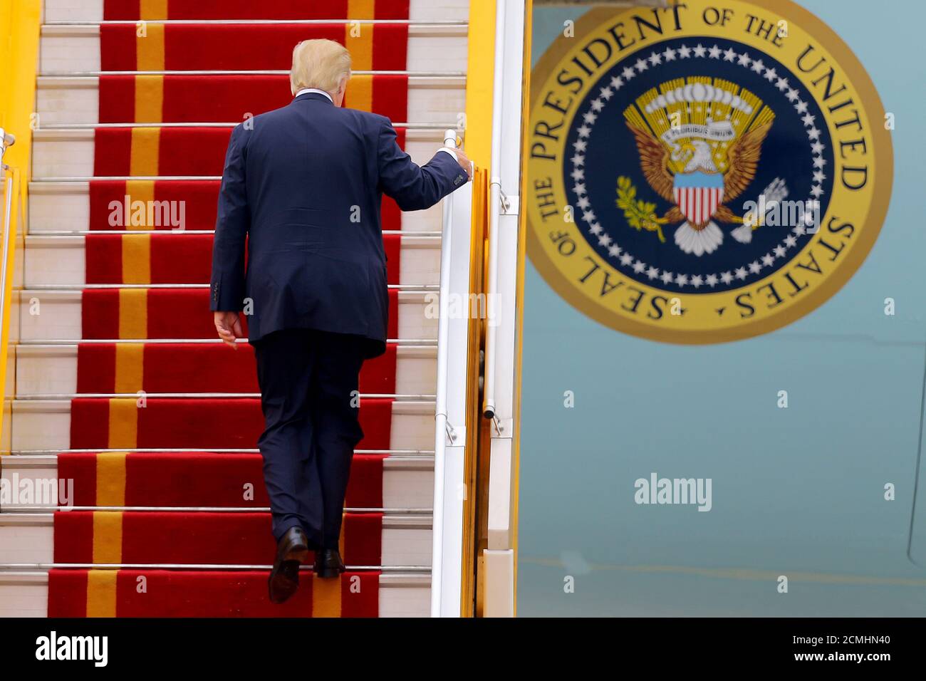 Il presidente DEGLI STATI UNITI Donald J. Trump salirà a capo dell'Air Force One prima di partire dall'aeroporto internazionale di noi Bai, ad Hanoi, in Vietnam, il 12 novembre 2017. REUTERS/Minh Hoang/Pool Foto Stock