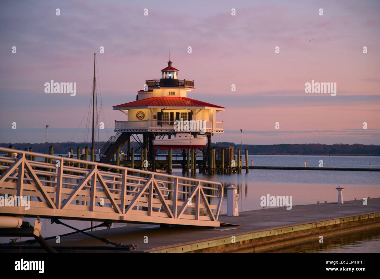 Luci di mattina presto sul piccolo porto di Cambridge, Maryland, con riflessi del faro di Choptank River pari in acqua. Foto Stock