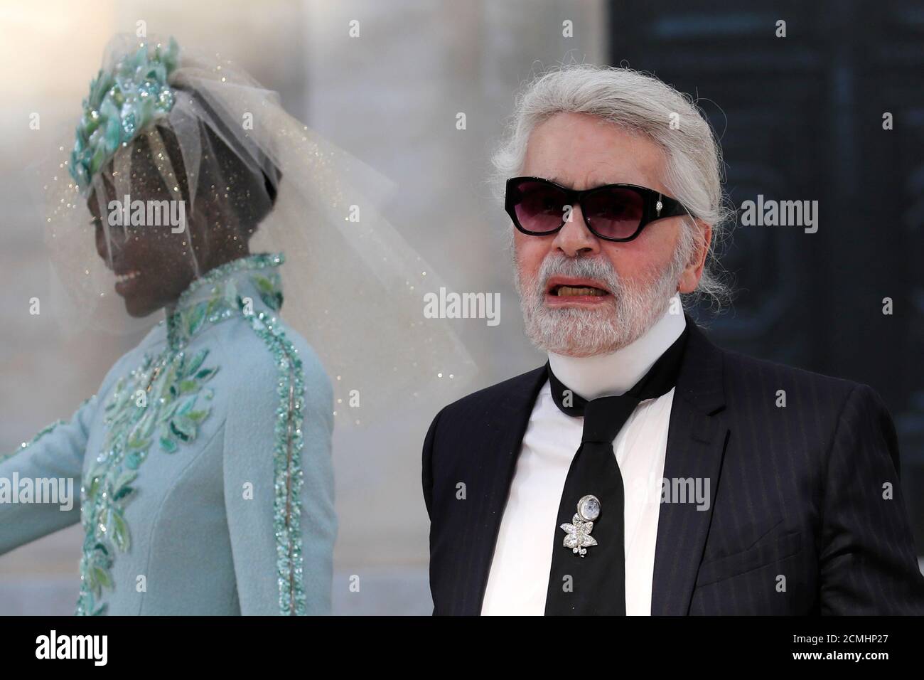 Lo stilista tedesco Karl Lagerfeld appare alla fine della sua collezione  Haute Couture Autunno/Inverno 2018/2019 per la casa di moda Chanel al Grand  Palais di Parigi, Francia, 3 luglio 2018. REUTERS/Gonzalo Fuentes