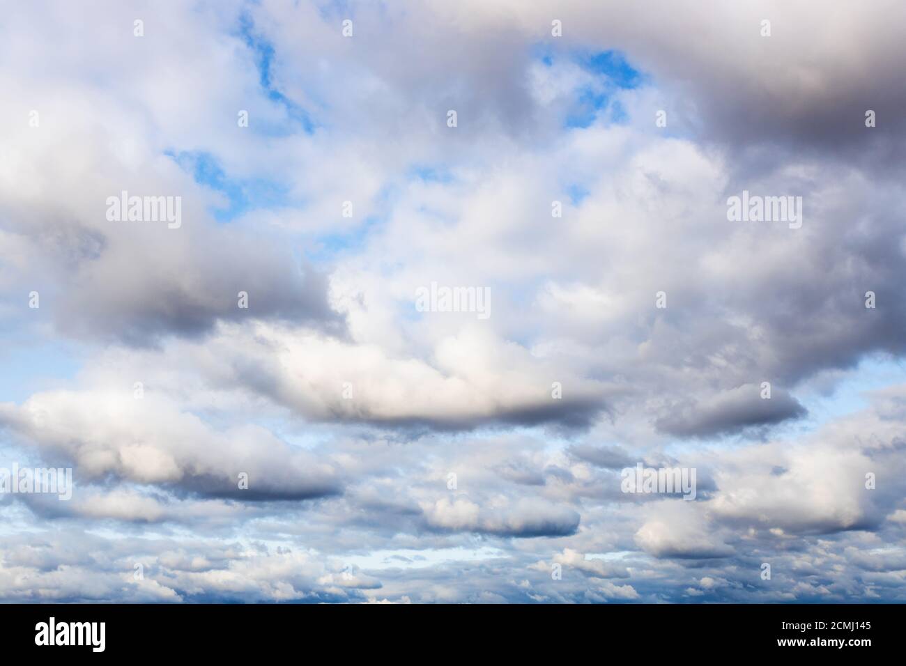 Molte nuvole di cumuli in cielo blu il giorno di settembre Foto Stock