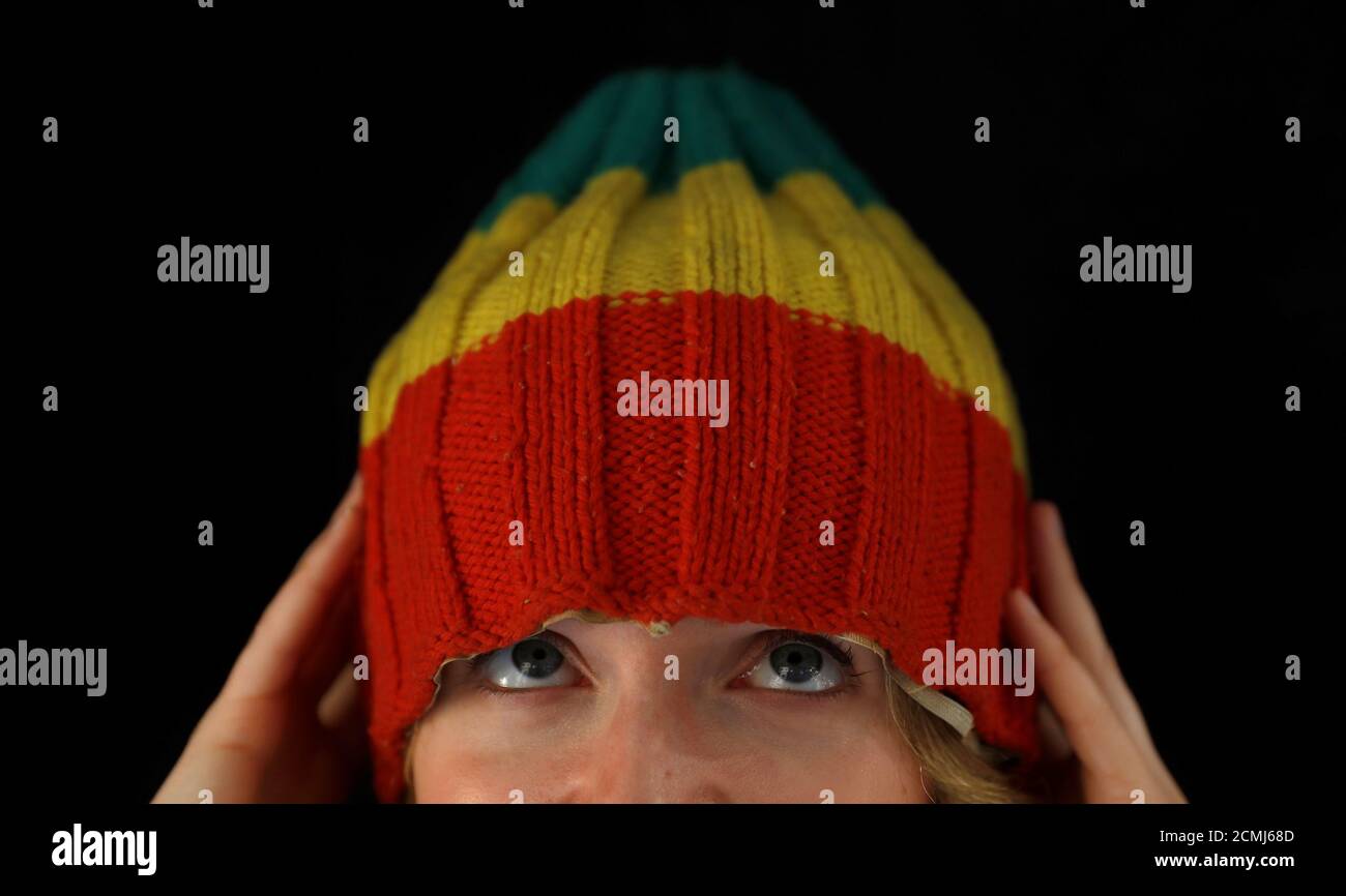 Un membro dello staff di Bonhams propone una foto che indossa il cappello  di Bob Marley, presente nel video 'is This Love' e che sarà venduto in  un'asta di memorabilia di intrattenimento a Bonhams, a Londra, in Gran  Bretagna, il 11 dicembre 2017 