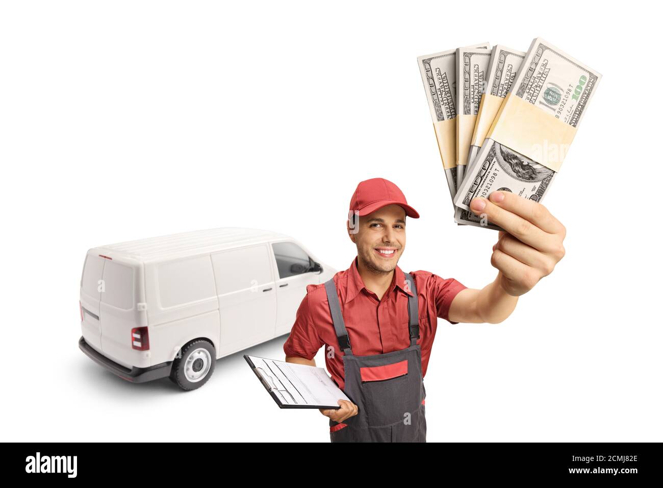 Corriere maschile con un furgone bianco che tiene una clipboard e. pile di denaro isolate su sfondo bianco Foto Stock