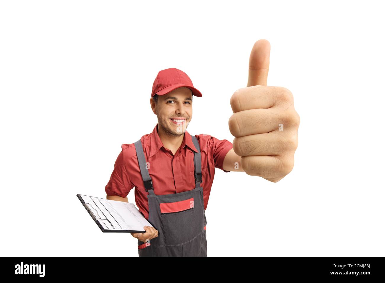 Il tipo di consegna che tiene una clipboard e gesturing un pollice in su segno isolato su sfondo bianco Foto Stock