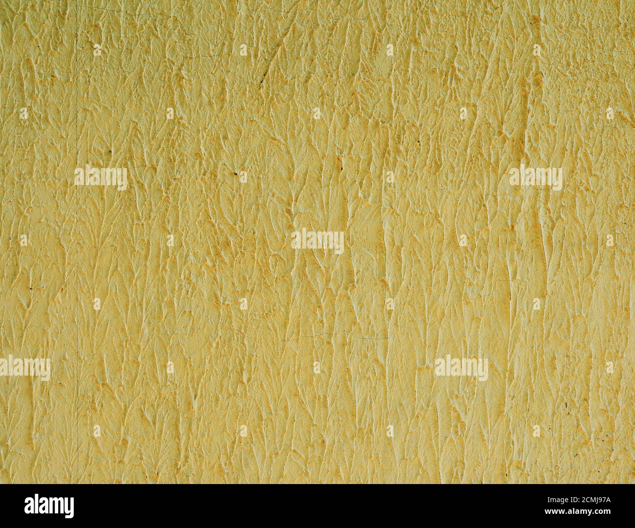 Frammento di parete gialla di cemento, struttura ondulata Foto Stock