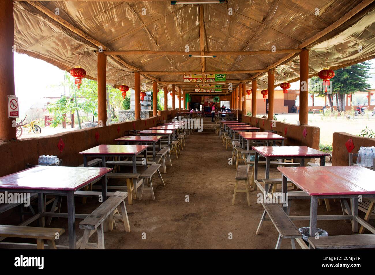 I tailandesi e i viaggiatori stranieri uso servizio drink mangiare in Antico ristorante Baan Santichon Yunnan villaggio cinese a Pai città valley Hill il mese di febbraio Foto Stock