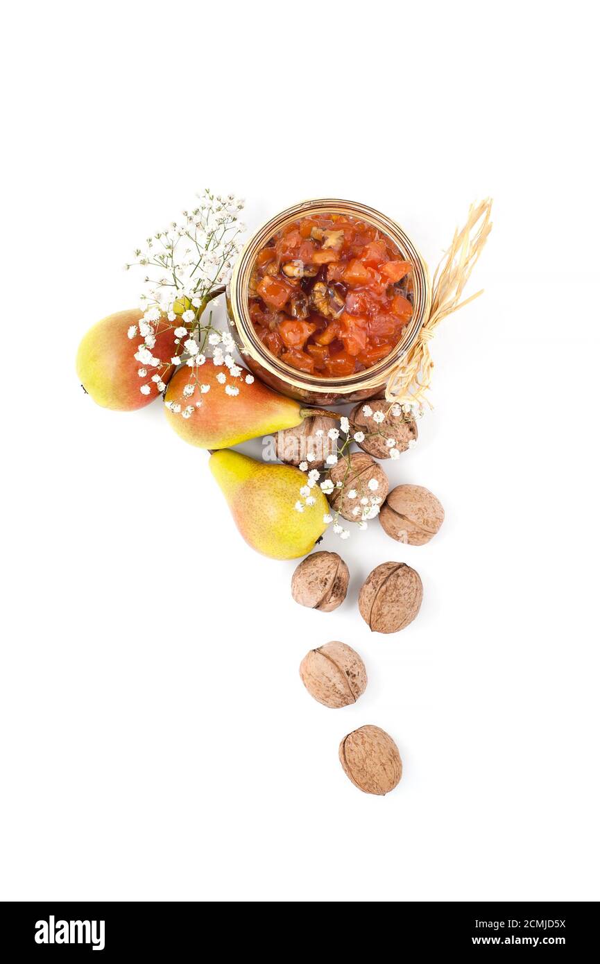 Marmellata di pere con noci in un vaso di vetro su uno sfondo bianco vista dall'alto. Foto Stock