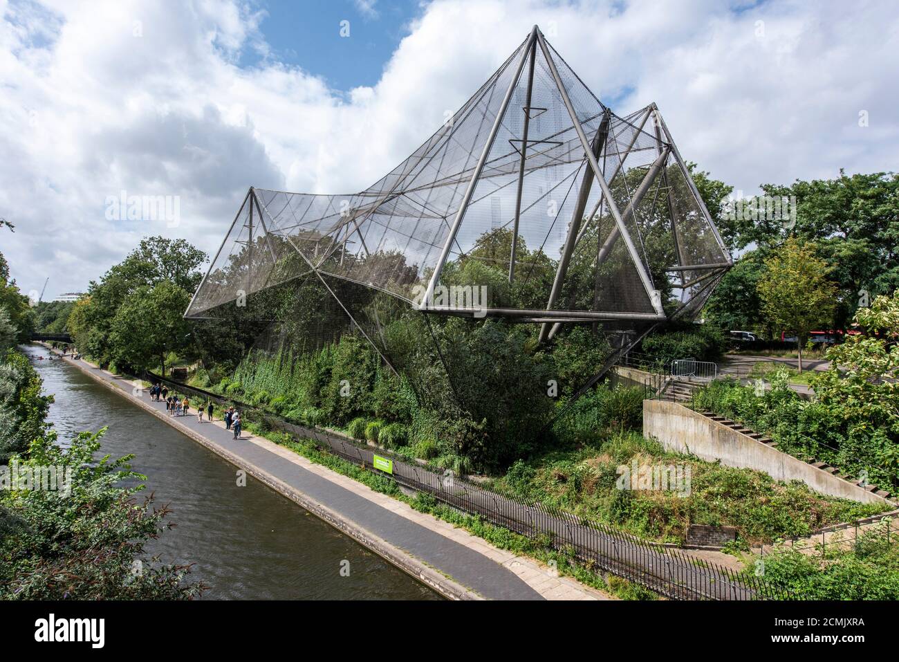 Vista della voliera dal ponte sul canale di Regent. Snowdown Aviary, Londra, Regno Unito. Architetto: Cedric Price, Frank Newby & Lord Snowdon, 1965. Foto Stock