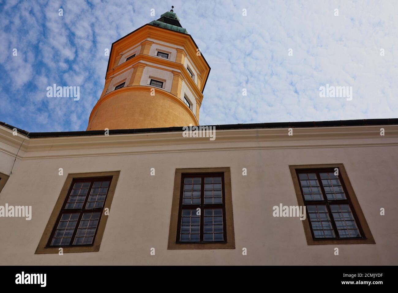 Esterno del Castello di Mikulov nella regione della Moravia meridionale. Splendido edificio barocco con finestre e Torre nella Repubblica Ceca. Foto Stock