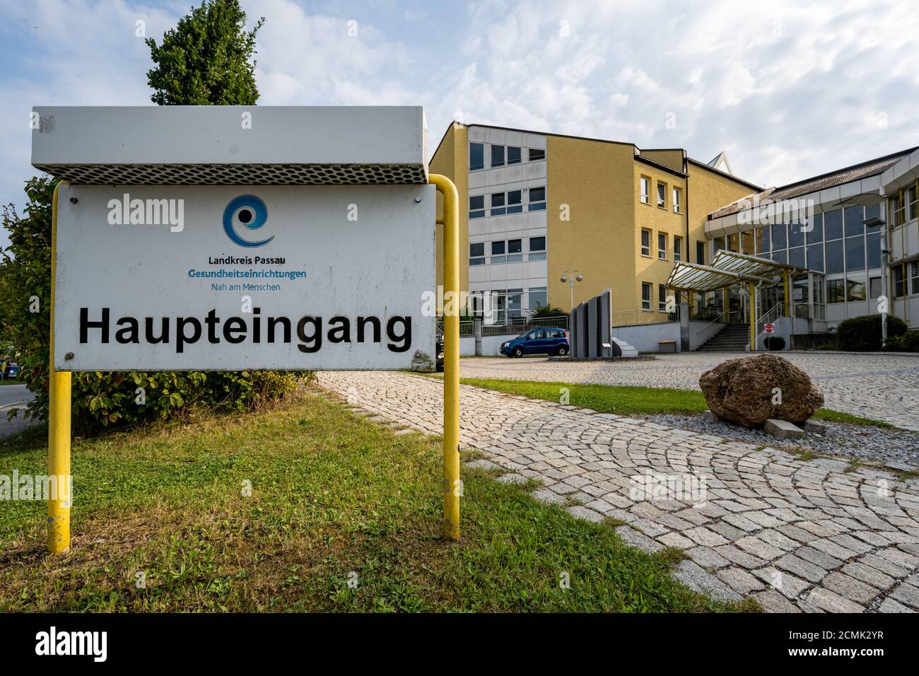 Vilshofen an Der Donau, Germania. 17 Settembre 2020. L'ingresso principale all'ospedale di Vilshofen. Più di 30 casi di Corona sono probabilmente collegati a un matrimonio e a un guasto all'ospedale di Vilshofen. Credit: Armin Weigel/dpa/Alamy Live News Foto Stock