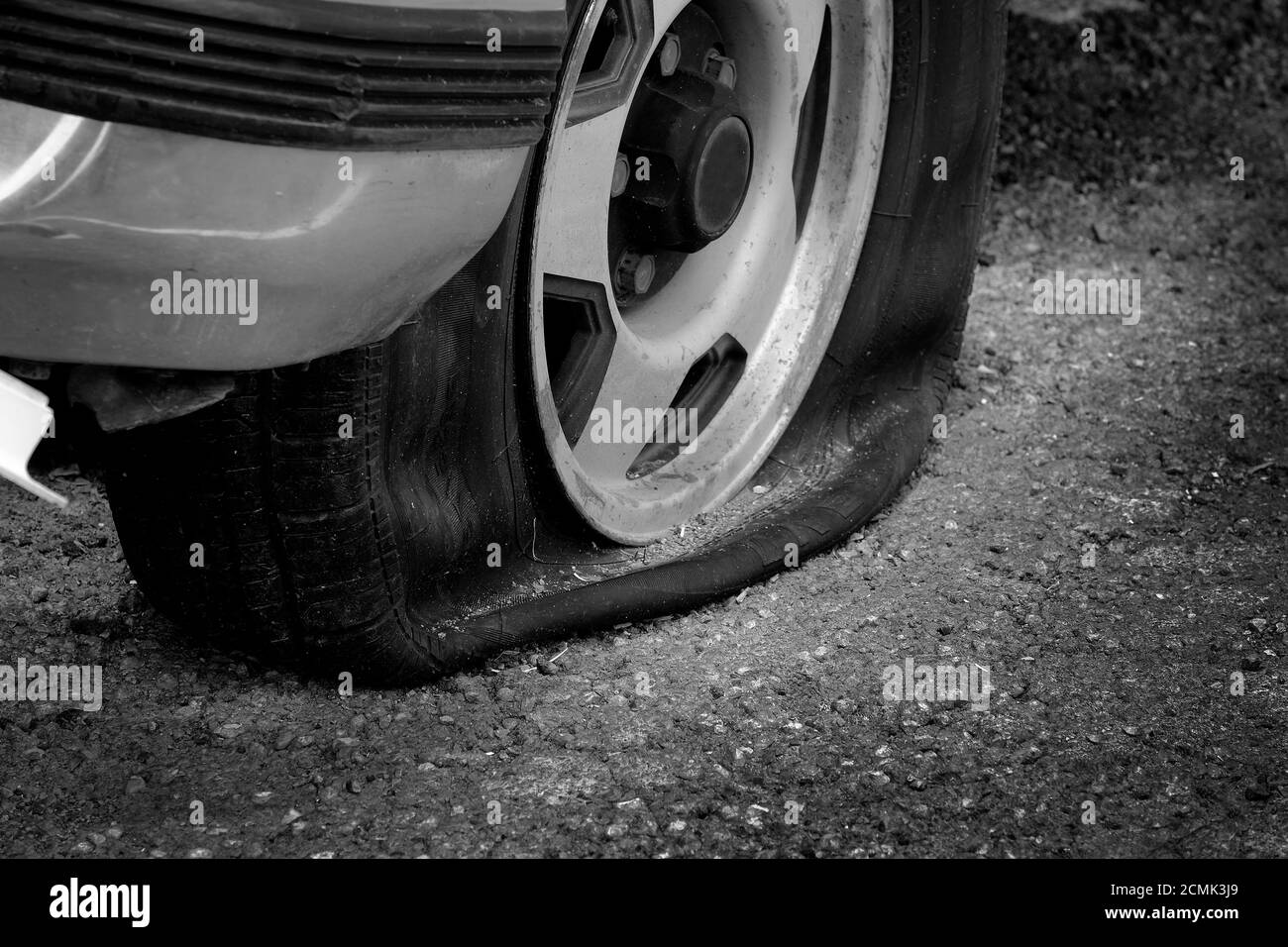 L'auto è bloccata con uno pneumatico sgonfio su un'auto su strada sposta Foto Stock