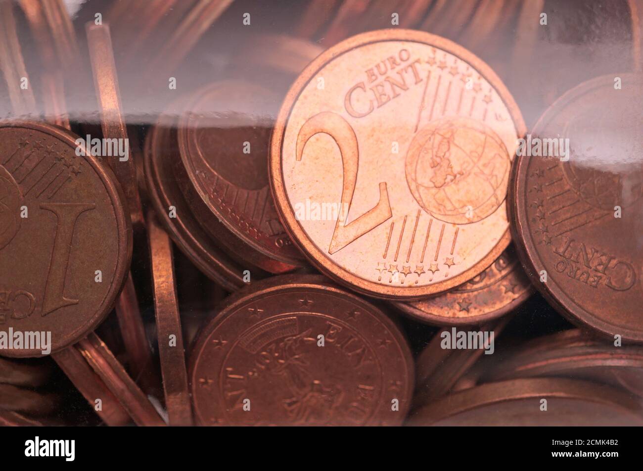 centesimi di euro in un vaso di vetro Foto Stock