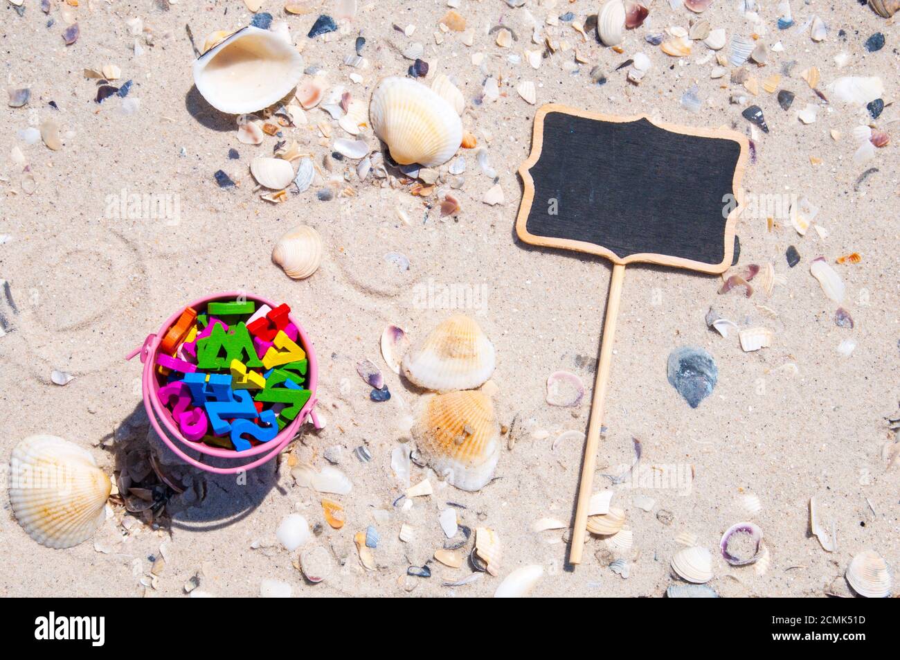 Baby benna con lettere in legno Foto stock - Alamy