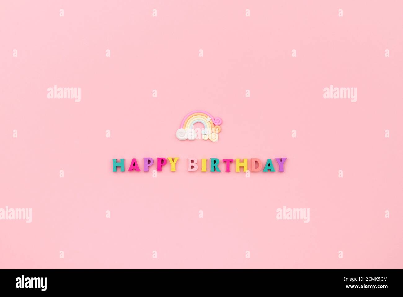 Felice iscrizione di compleanno da lettere colorate di legno con arcobaleno Foto Stock