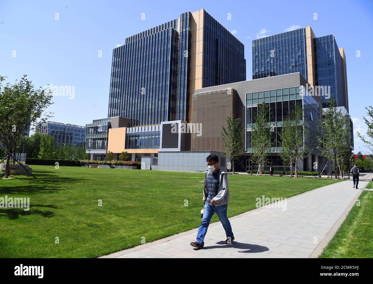 Pechino, maggio 18. 17 Settembre 2020. Un uomo che indossa una maschera cammina alla città della scienza di Zhongguancun a Pechino, capitale della Cina, 18 maggio 2020. PER ANDARE CON XINHUA TITOLI DI SETTEMBRE. 17, 2020. Credit: Ren Chao/Xinhua/Alamy Live News Foto Stock