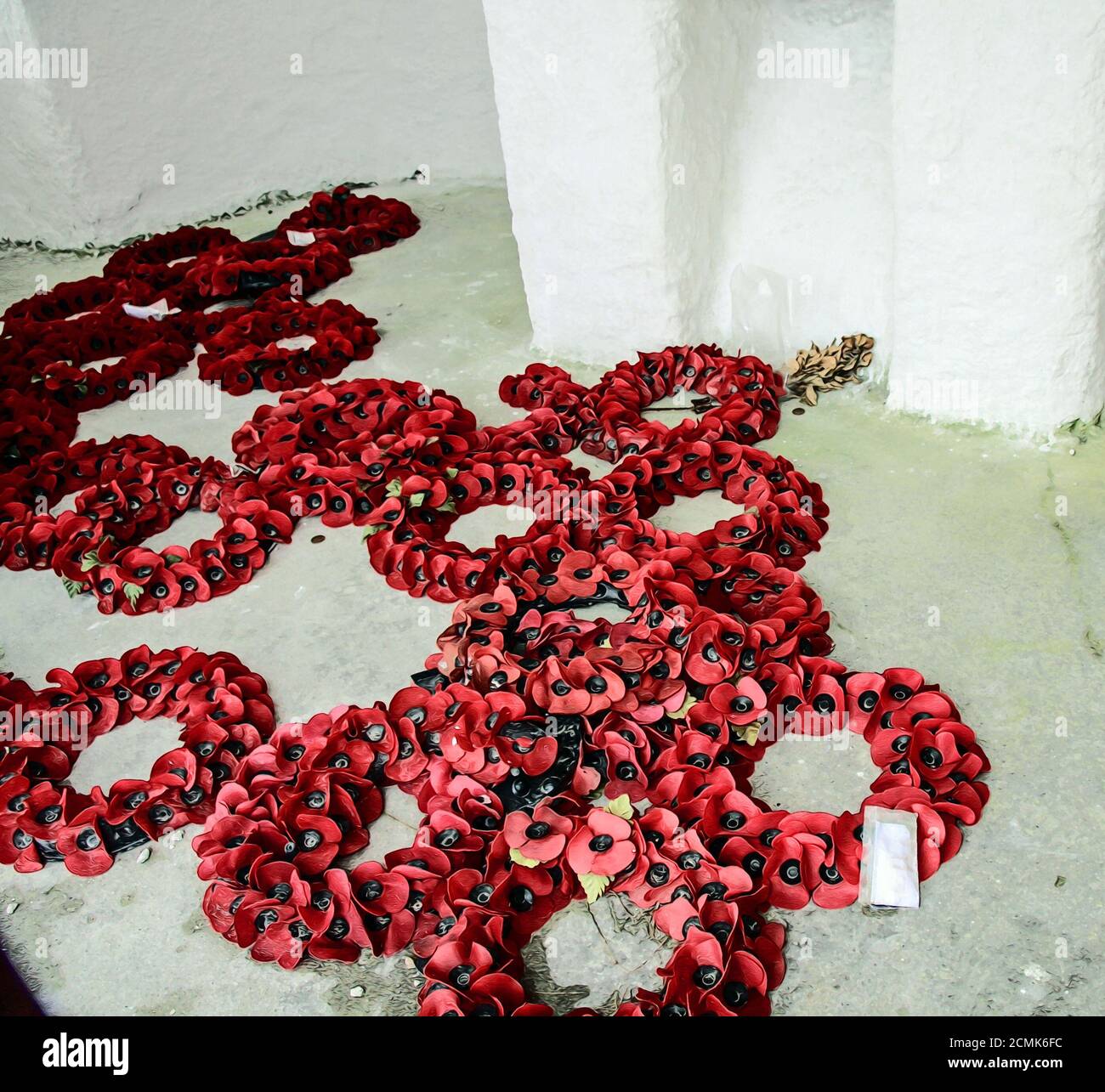 Foto illustrazione delle corone di Poppy Remembrance all'interno della capanna Huers sulla scogliera di Newquay, un edificio classificato di grado II. Originariamente utilizzato come hermi Foto Stock