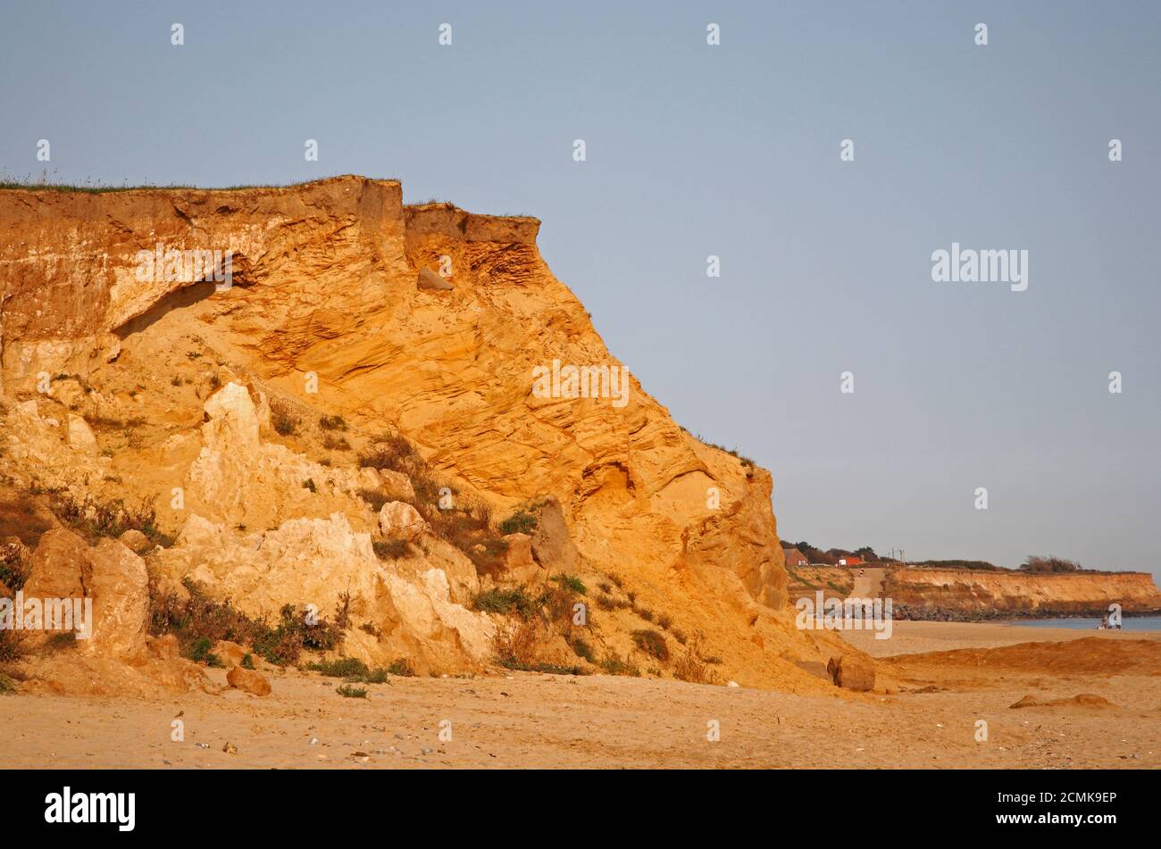 Una sezione di scogliera che mostra i depositi del Pleistocene medio di sabbie glaciali sulla costa nord del Norfolk a Happisburgh, Norfolk, Inghilterra, Regno Unito. Foto Stock