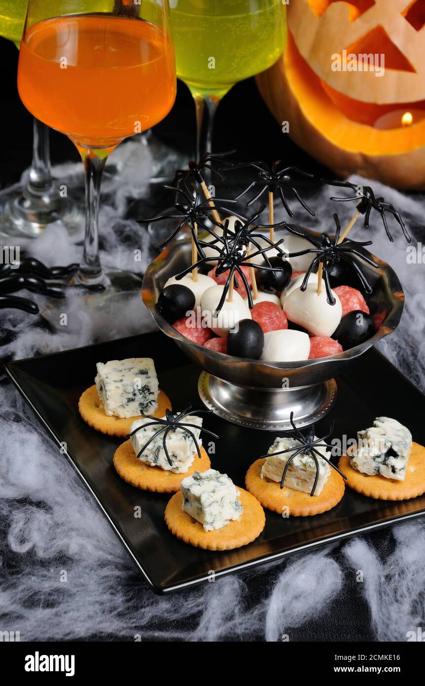 buffet di cracker con formaggio blu e ciotola salame bambino, mozzarella, olive sul tavolo in Foto Stock