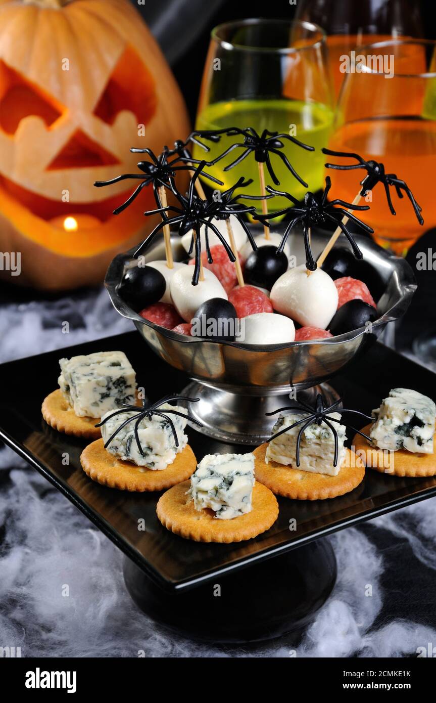 buffet di cracker con formaggio blu e ciotola salame bambino, mozzarella, olive sul tavolo in Foto Stock