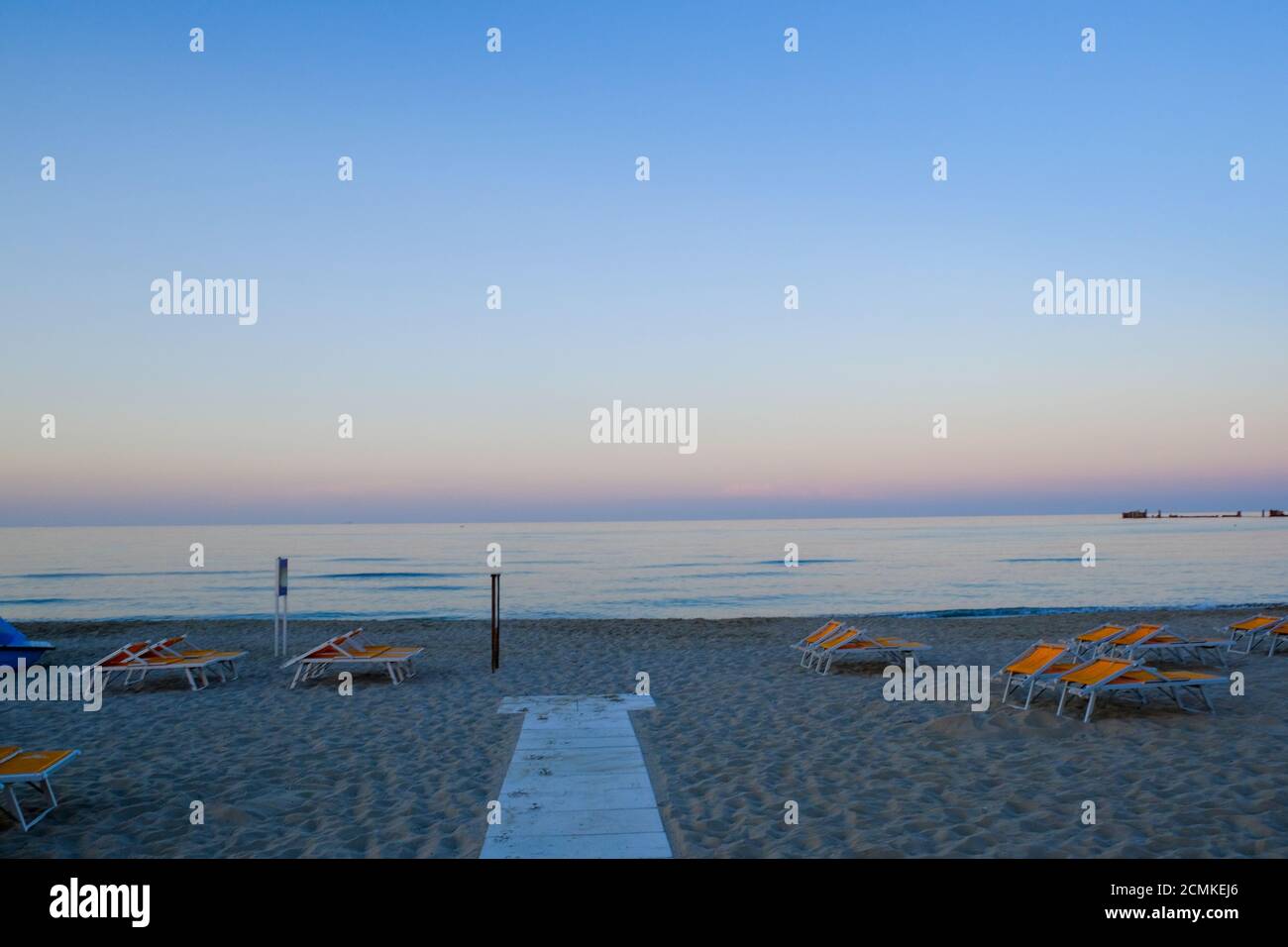 i lettini da spiaggia di rimini sono chiusi in mare in inverno. Foto di alta qualità Foto Stock