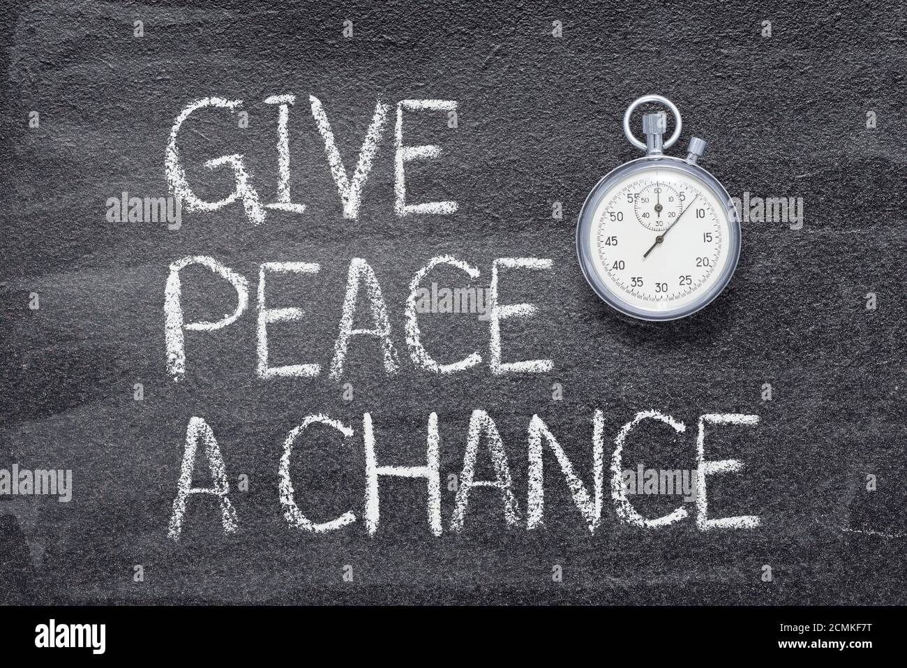 regala alla pace una frase casuale scritta sulla lavagna con vintage cronometro di precisione Foto Stock