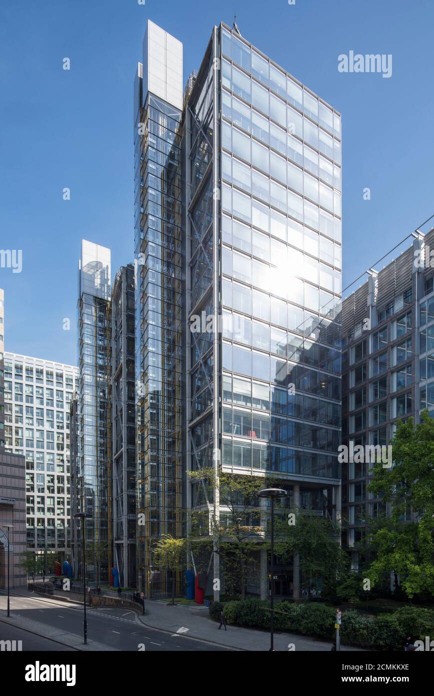 Vista obliqua in elevazione ad ovest sul muro di Londra che mostra torri di ascensore con vetri e rinforzi incrociati esterni. 88 Wood Street, City of London, Unit Foto Stock