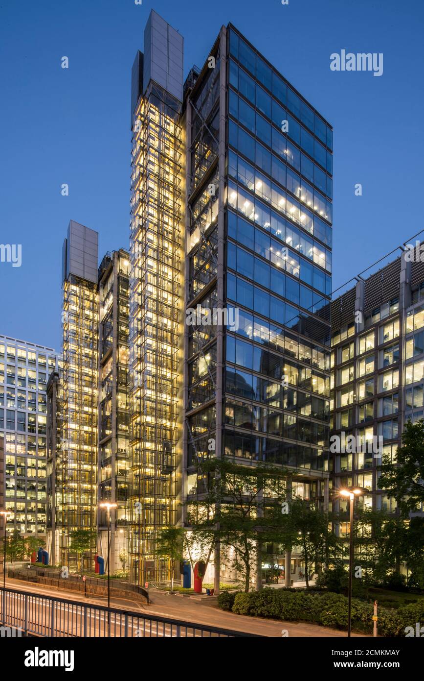 Vista obliqua dell'angolo nord-ovest che mostra le torri, dal passaggio pedonale di alto livello. I vetri trasparenti consentono di ammirare la vista sull'edificio Foto Stock