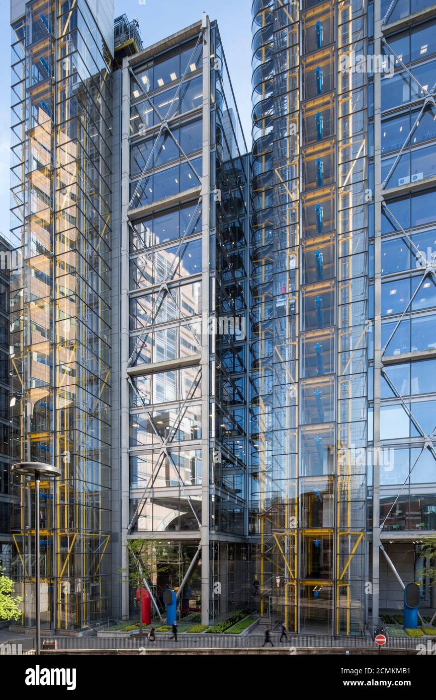 Vista obliqua in elevazione nord sul muro di Londra che mostra torri di ascensore con vetri e traverse esterne al sole del tardo pomeriggio. Farrell Foto Stock
