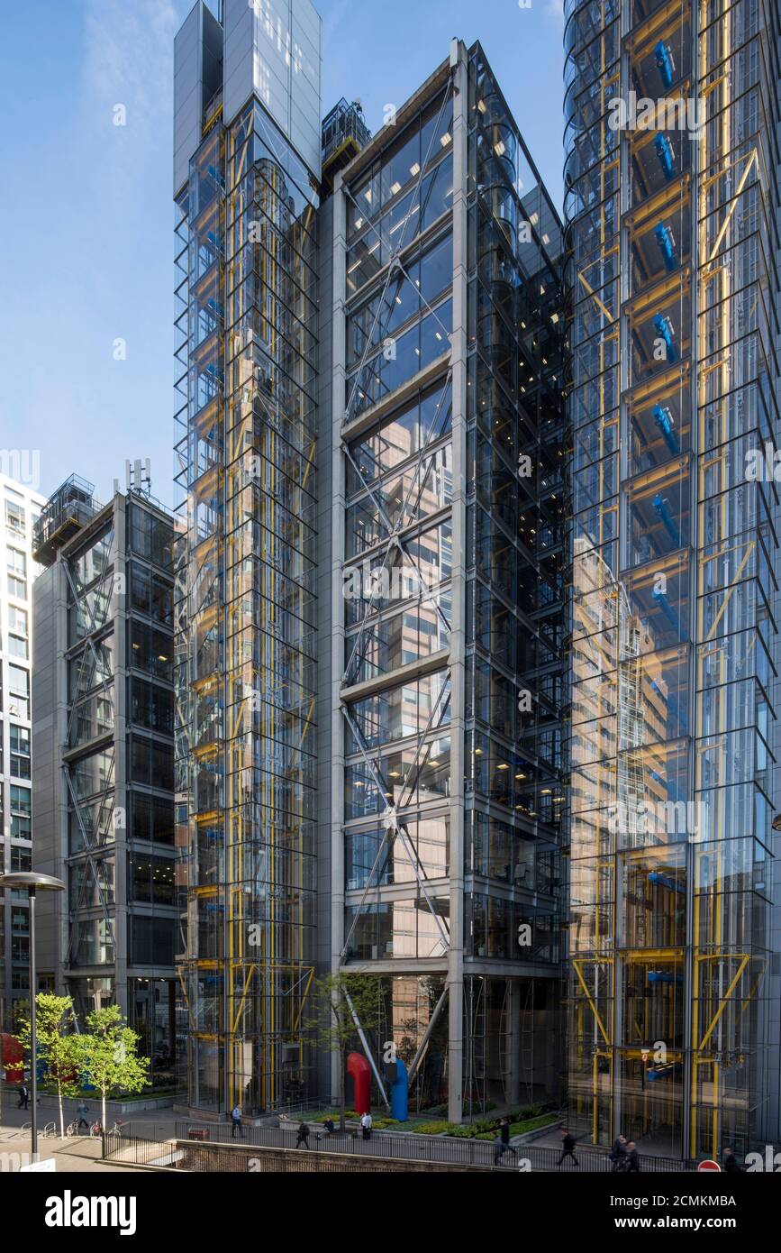 Vista obliqua in elevazione nord sul muro di Londra che mostra torri di ascensore con vetri e traverse esterne al sole del tardo pomeriggio. Farrell Foto Stock