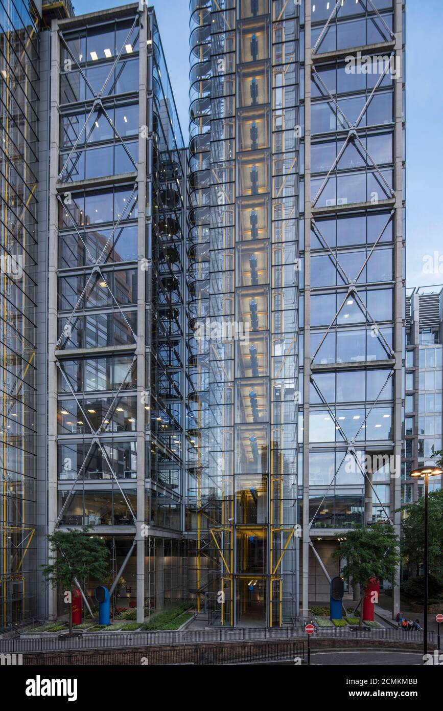 Vista in elevazione a nord con traversata e torri ascensore con vetri. 88 Wood Street, City of London, Regno Unito. Architetto: Rogers S. Foto Stock