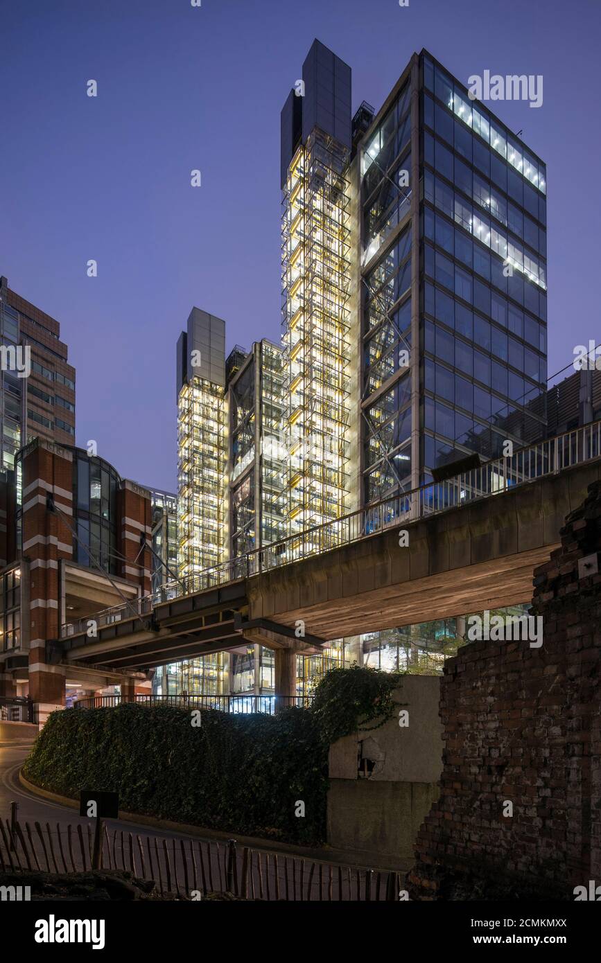 Vista obliqua dell'elevazione nord, presa da ovest, con parte del muro di Londra in primo piano. 88 Wood Street, City of London, Regno Unito. Arco Foto Stock