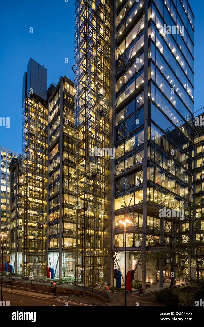 Vista obliqua dell'elevazione nord che mostra la trasparenza dell'edificio, grazie ai vetri senza ferro. 88 Wood Street, City of London, Regno Unito. Foto Stock