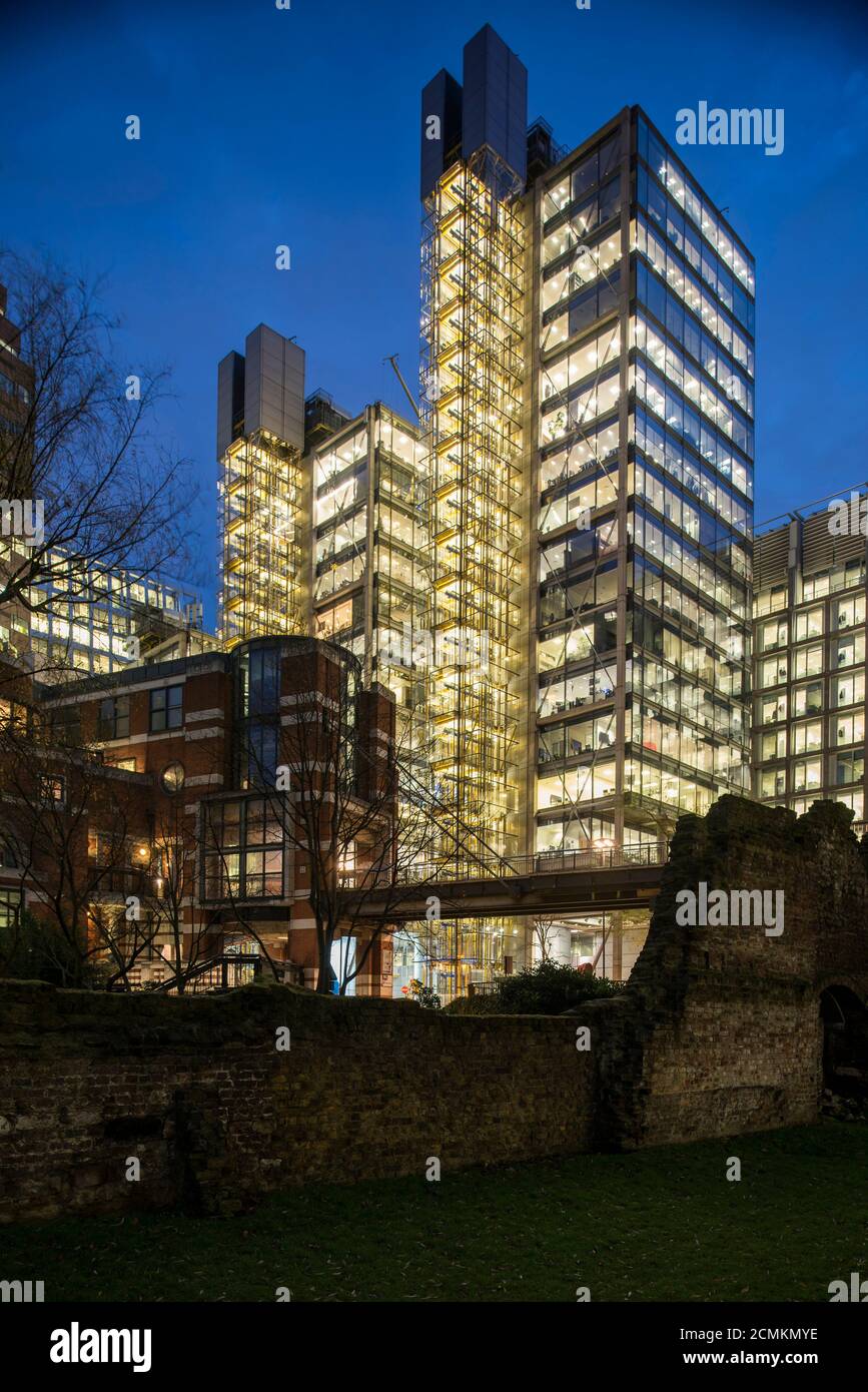 Vista notturna dell'elevazione nord, con il muro di Londra in primo piano. 88 Wood Street, City of London, Regno Unito. Architetto: Rogers Stirk Harbour + P. Foto Stock