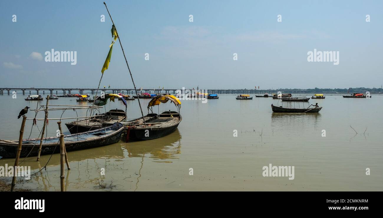 Allahabad, India - 2020 settembre: Pellegrini nel Sangam andare in barca a dove il Gange fiume e il fiume Yamuna si incontrano il 9 settembre 2020. Foto Stock