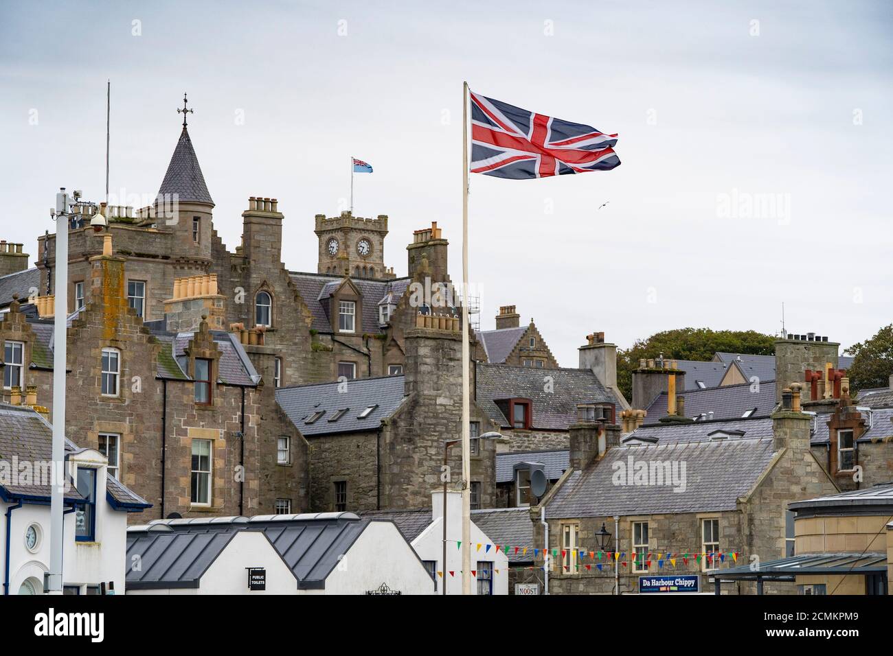 Lerwick, Scozia, Regno Unito. 17 settembre 2020. I consiglieri di Shetland hanno recentemente votato per avviare un'indagine formale sulla fattibilità dell'autodeterminazione finanziaria e politica delle Isole Shetland. Ciò potrebbe significare che le isole cercano l'indipendenza dal Regno Unito o da una Scozia indipendente. Nella foto, la bandiera dell'Unione e non il salario scozzese sorvola l'Esplanade del porto. Iain Masterton/Alamy Live News Foto Stock